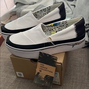 TOMS -WOMEN'S BLACK WHITE CANVAS GIVE PLATFORM